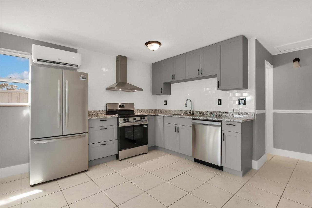 249 Sw 12th St #REAR - Photo 4 of 15