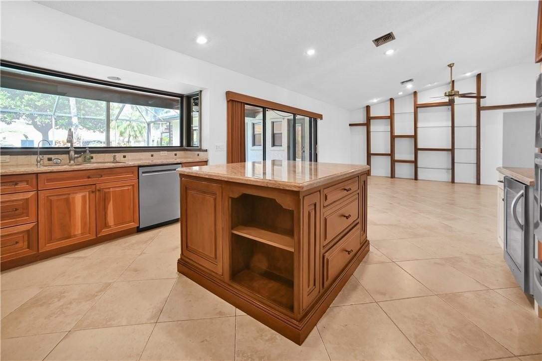 10765 Nw 9th Ct - Photo 7 of 33