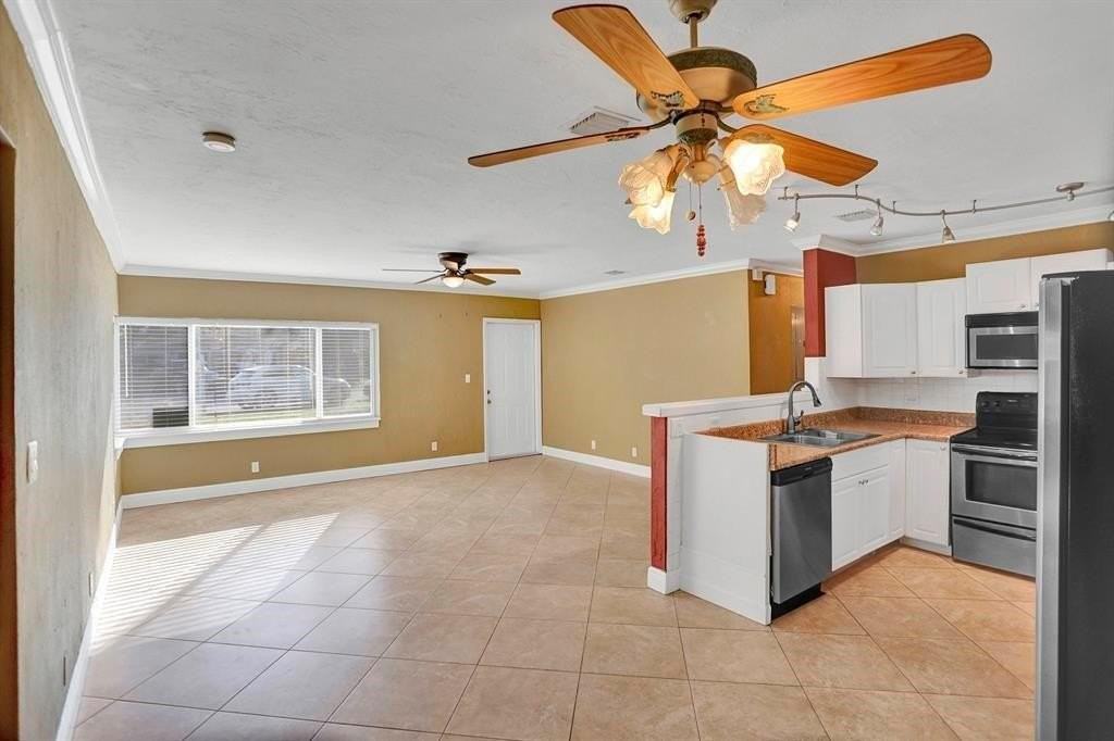 1129 Nw 7th Ter - Photo 3 of 9