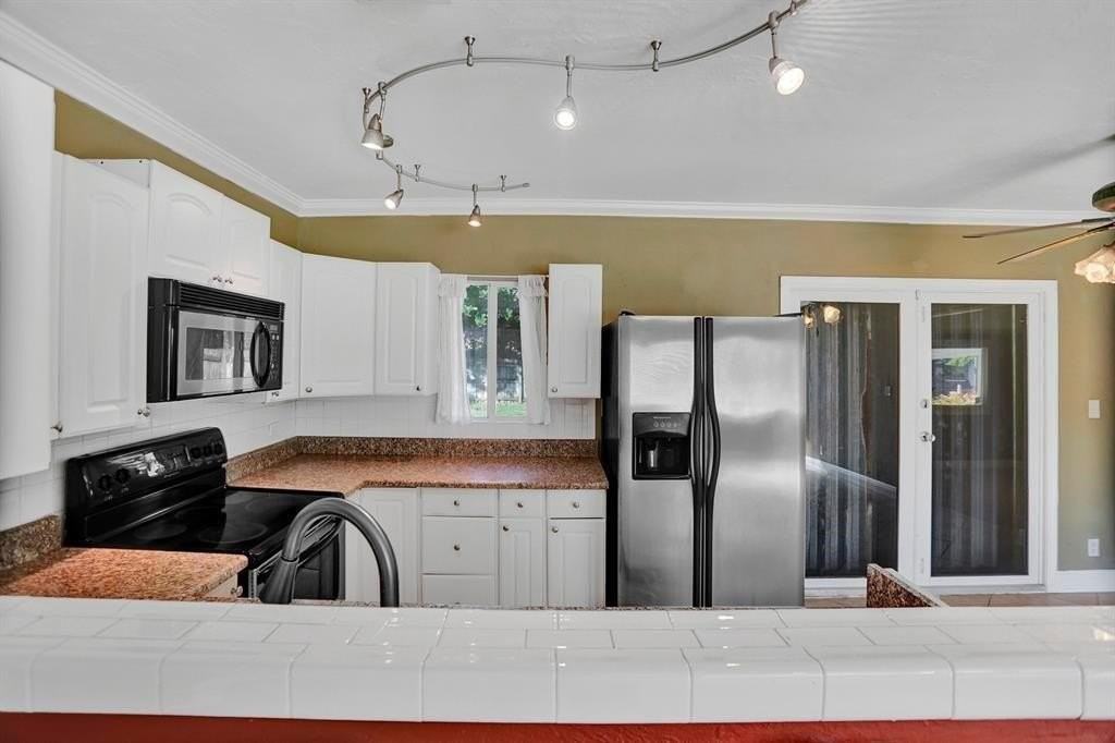 1129 Nw 7th Ter - Photo 4 of 9