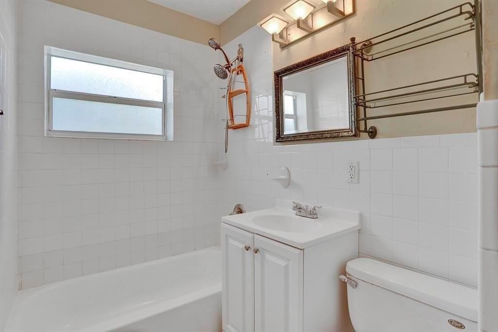 1129 Nw 7th Ter - Photo 5 of 9