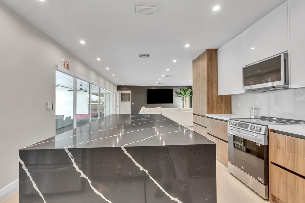 755 S Rainbow Dr - Photo 4 of 50