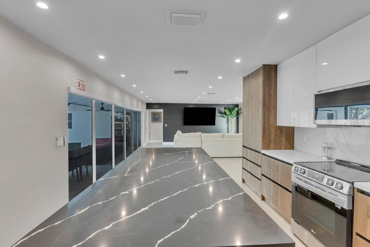 755 S Rainbow Dr - Photo 7 of 50