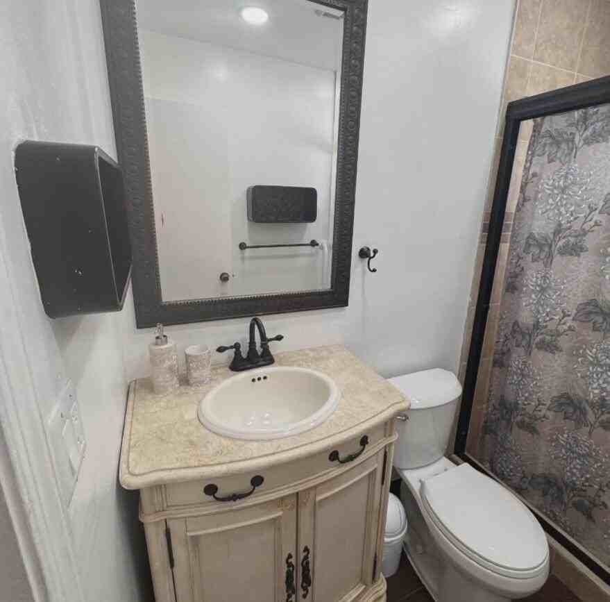 4212 Nw 47th St - Photo 6 of 10