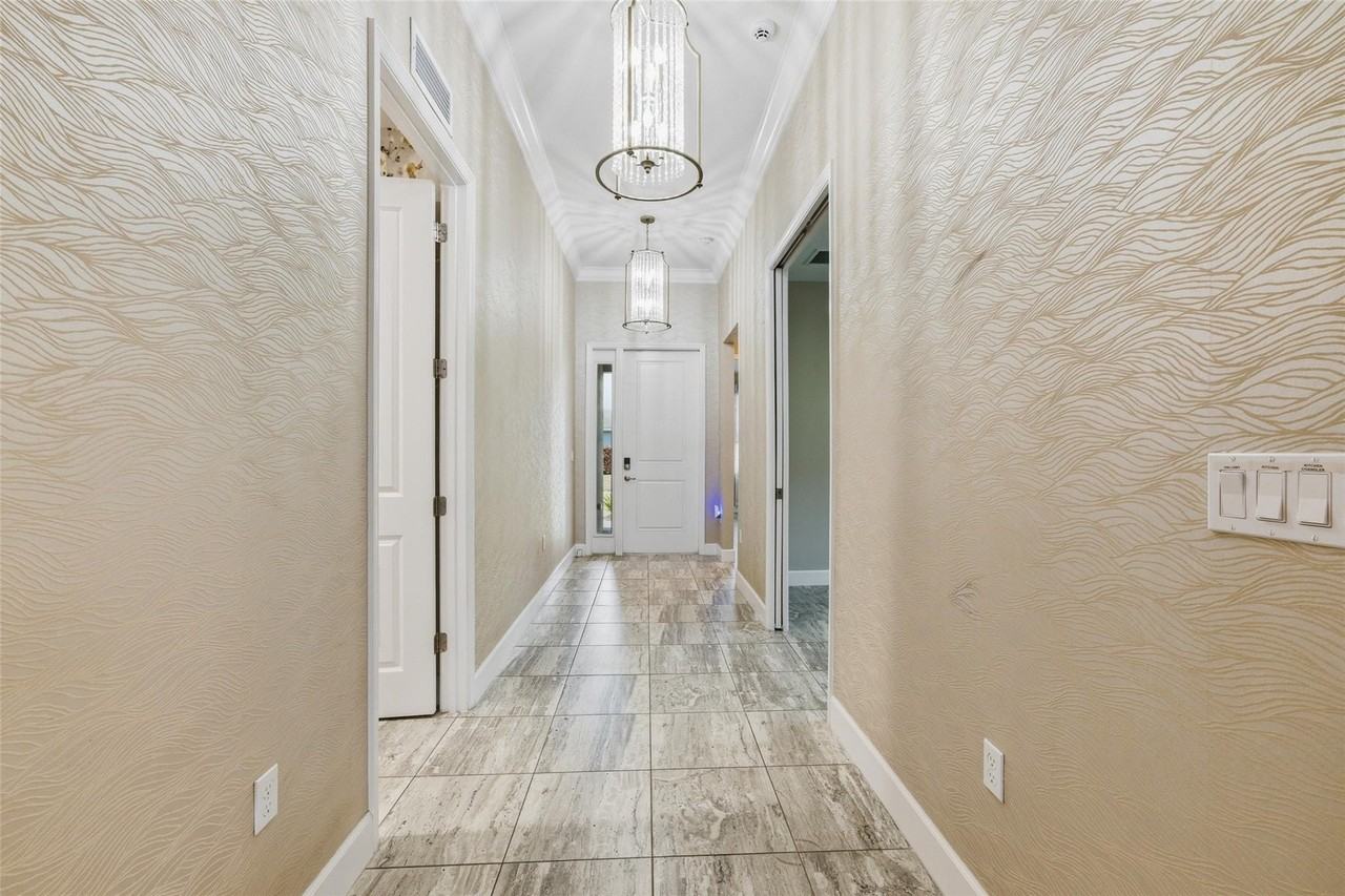 11717 Sw Silver Creek Ave - Photo 3 of 20