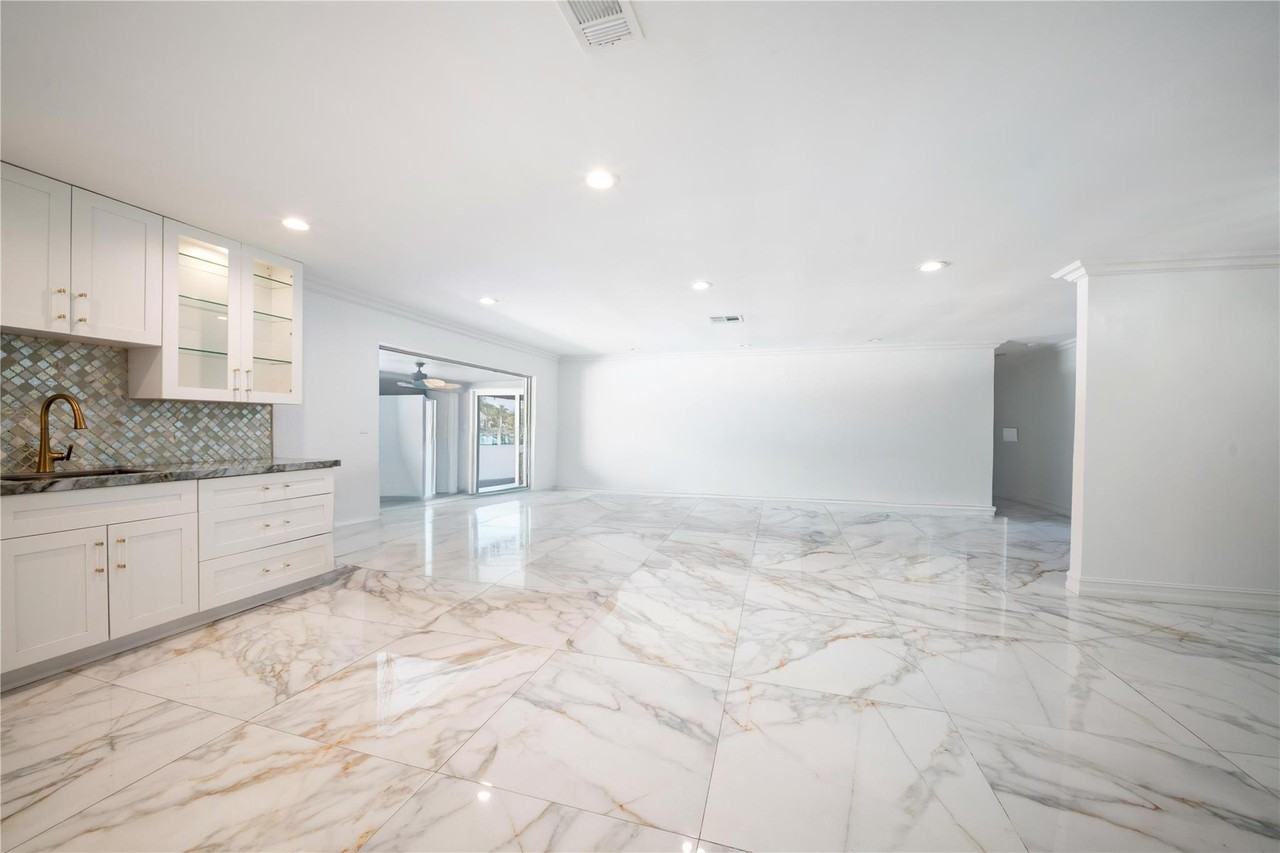 16770 Lakeview Ct - Photo 6 of 45