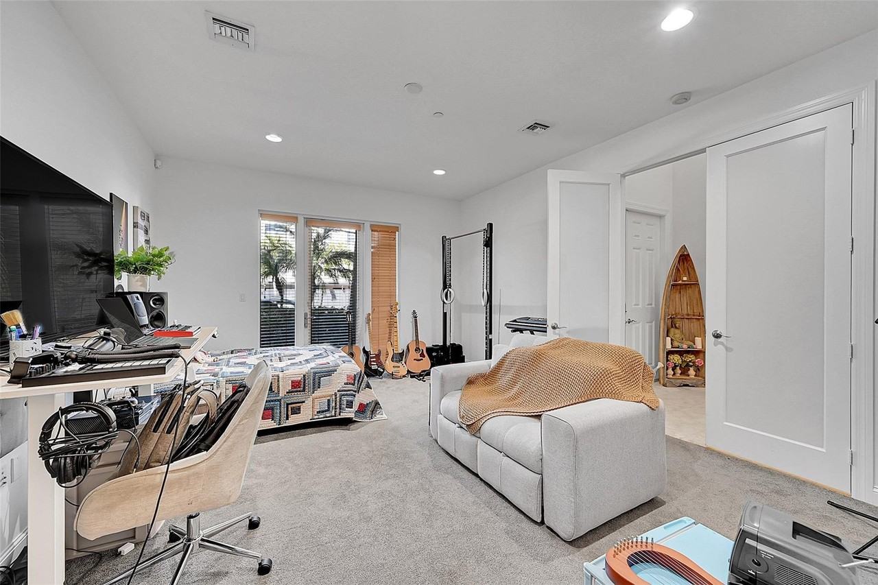 1614 Ne 9th St - Photo 4 of 42