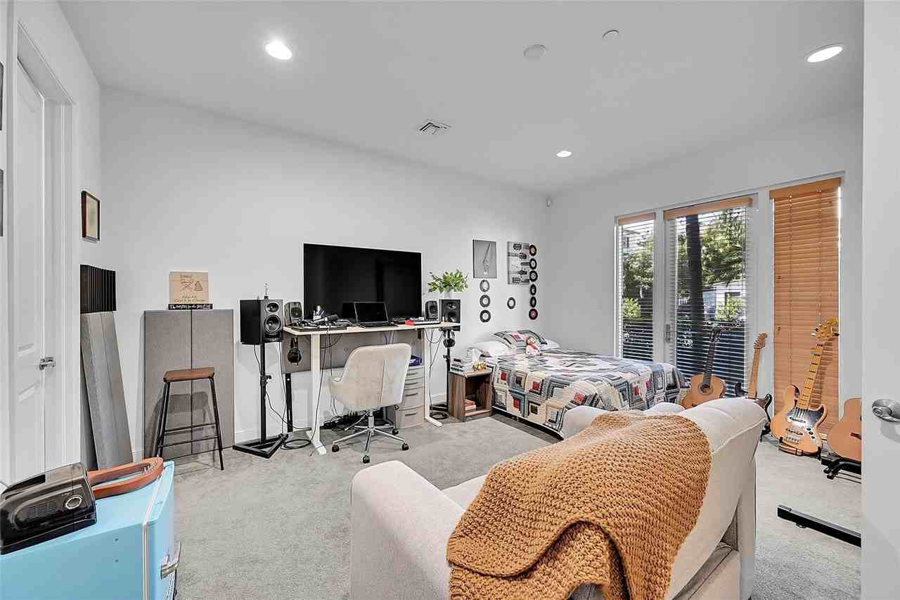 1614 Ne 9th St - Photo 5 of 42