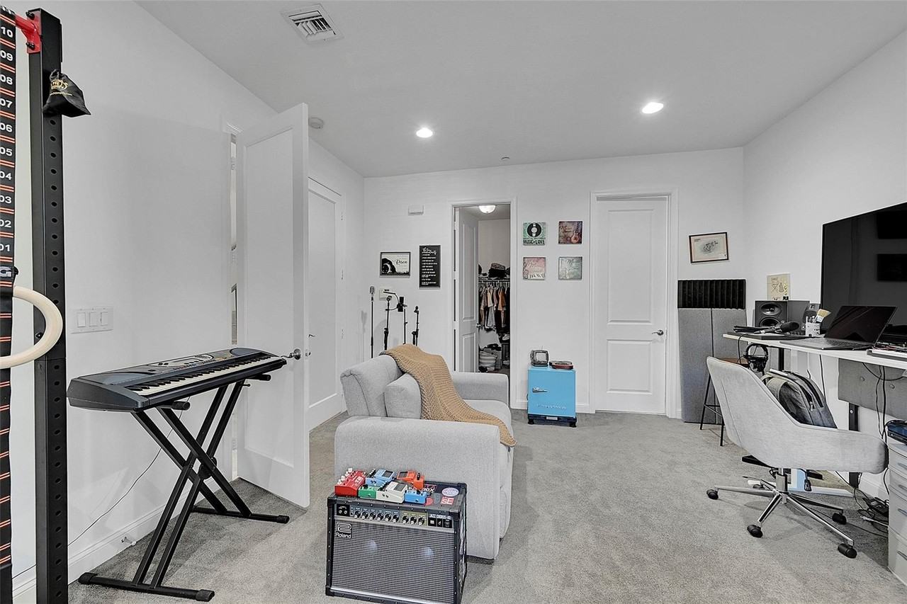 1614 Ne 9th St - Photo 6 of 42