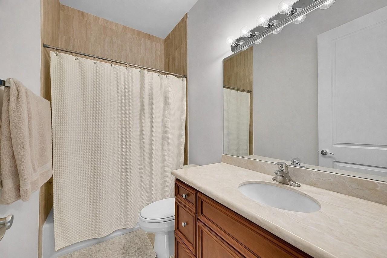 1614 Ne 9th St - Photo 6 of 31
