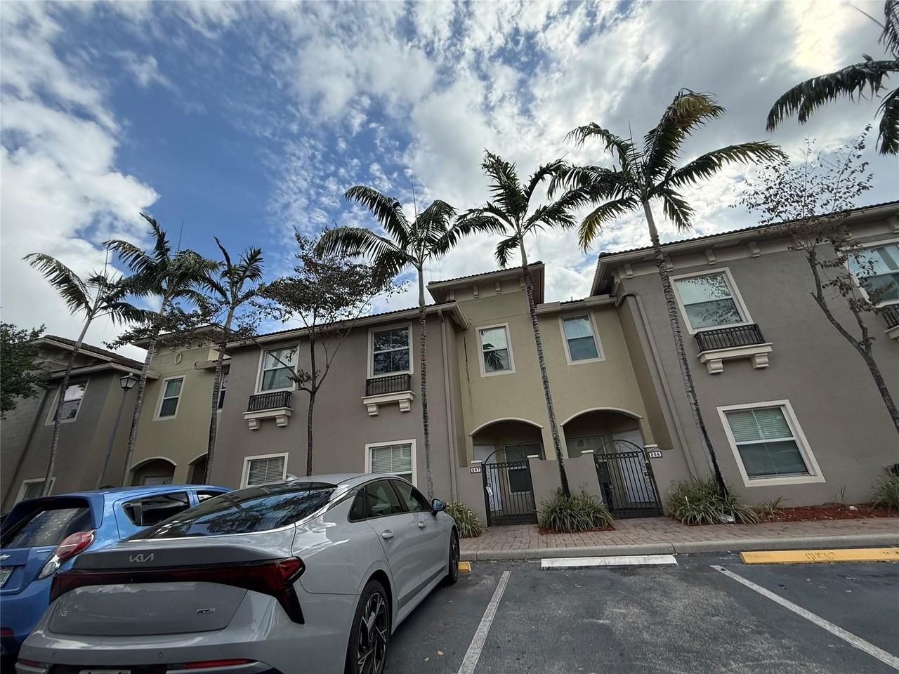 2851 W Prospect Rd Unit 207