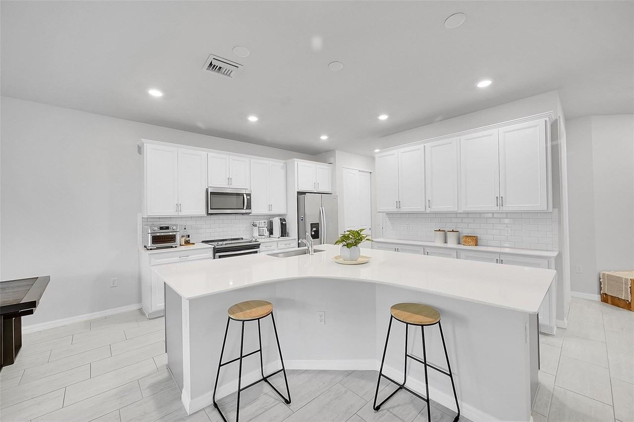 8247 Cinch Way - Photo 4 of 33