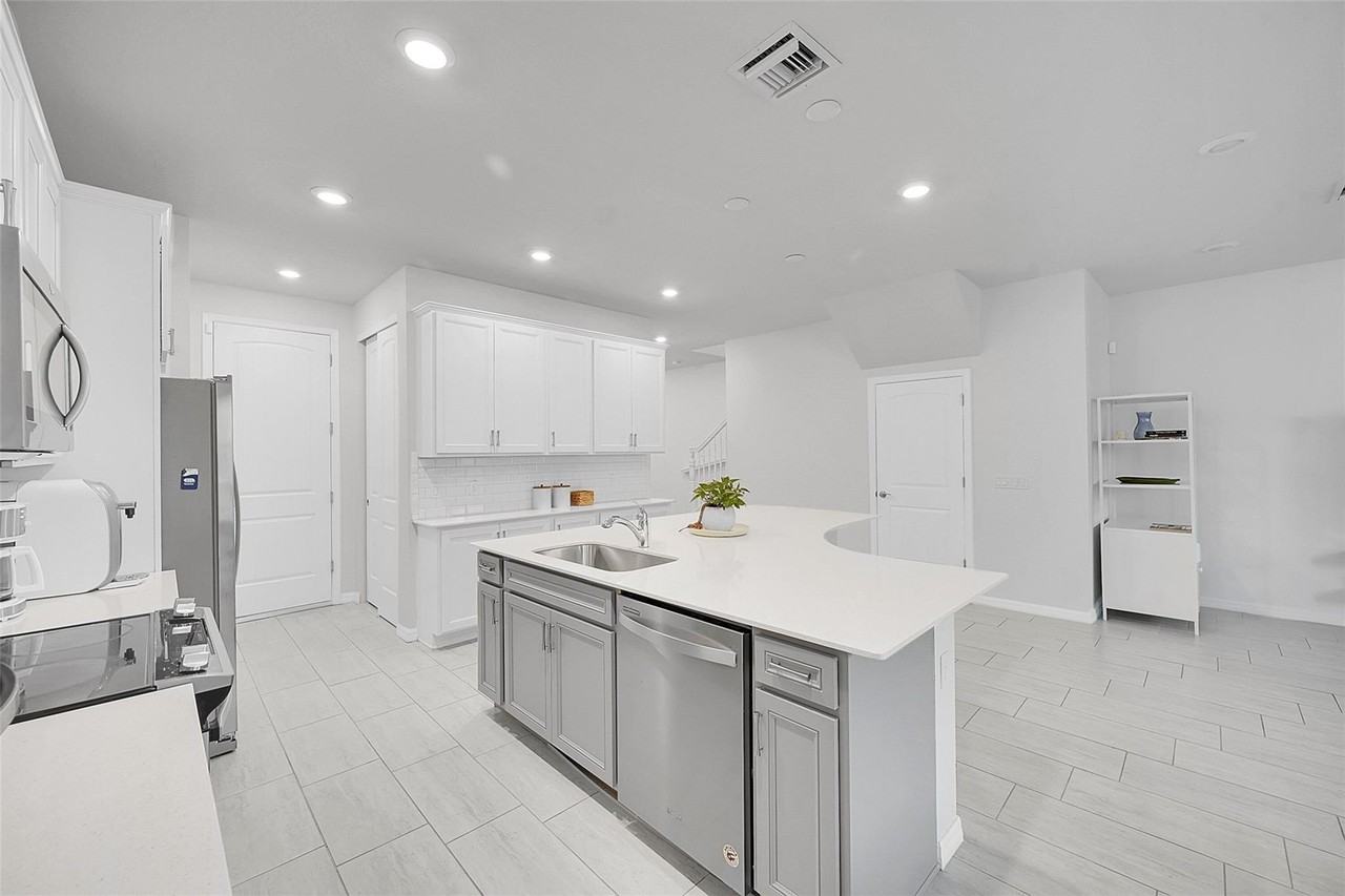 8247 Cinch Way - Photo 5 of 33