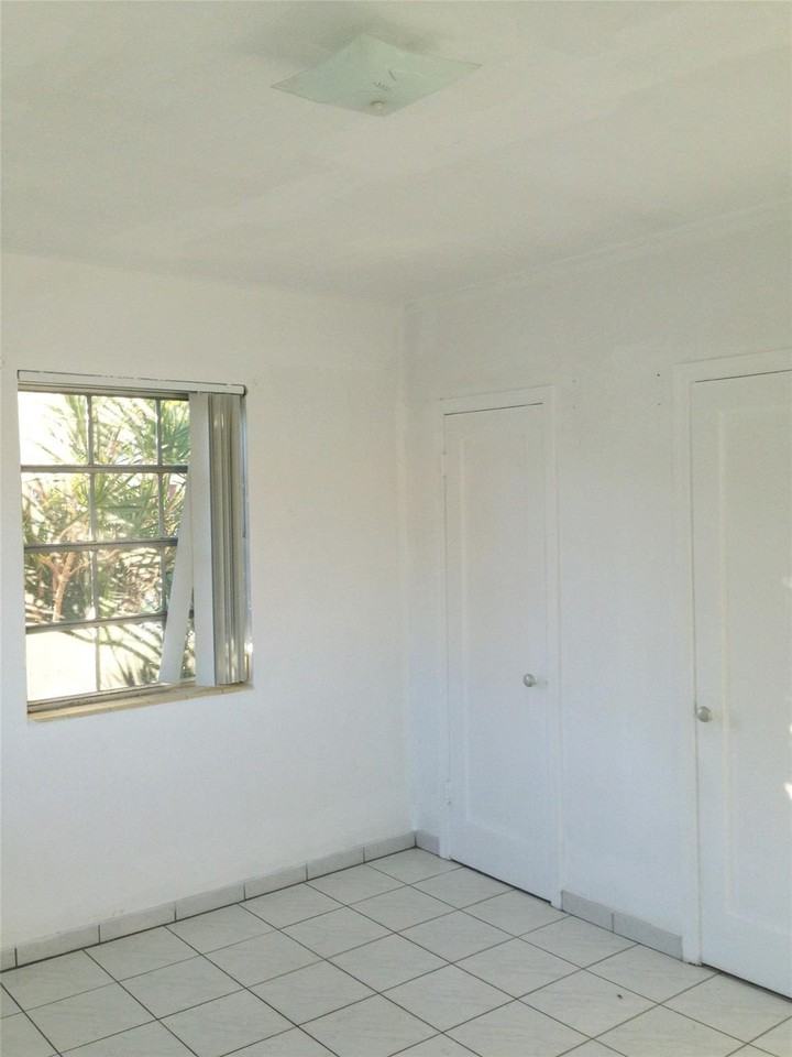 631 Sw 11th St Apt 1w - Photo 7 of 8