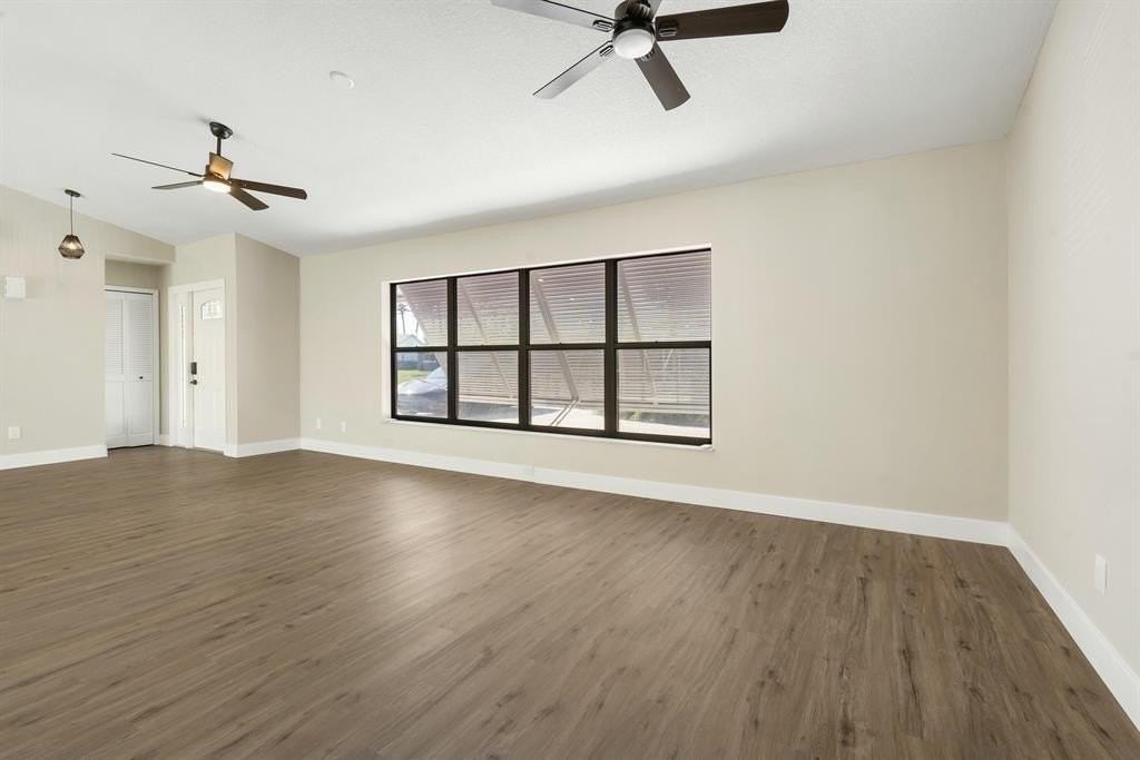 210 Se Crosspoint Dr - Photo 4 of 27