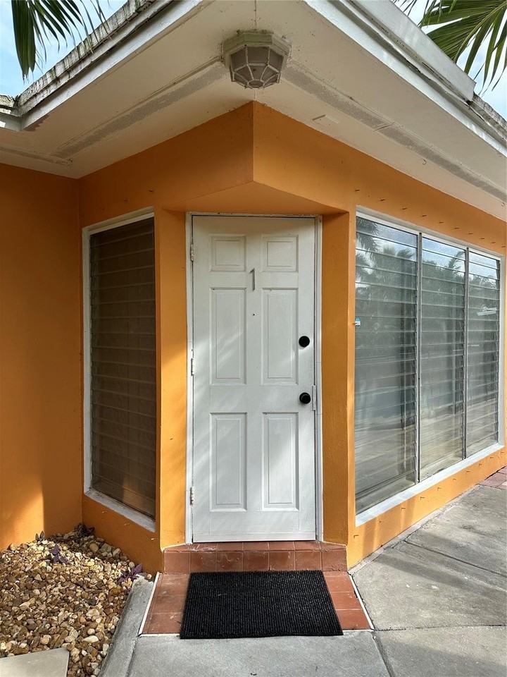 1101 Ne 17th Way #1 - Photo 3 of 14