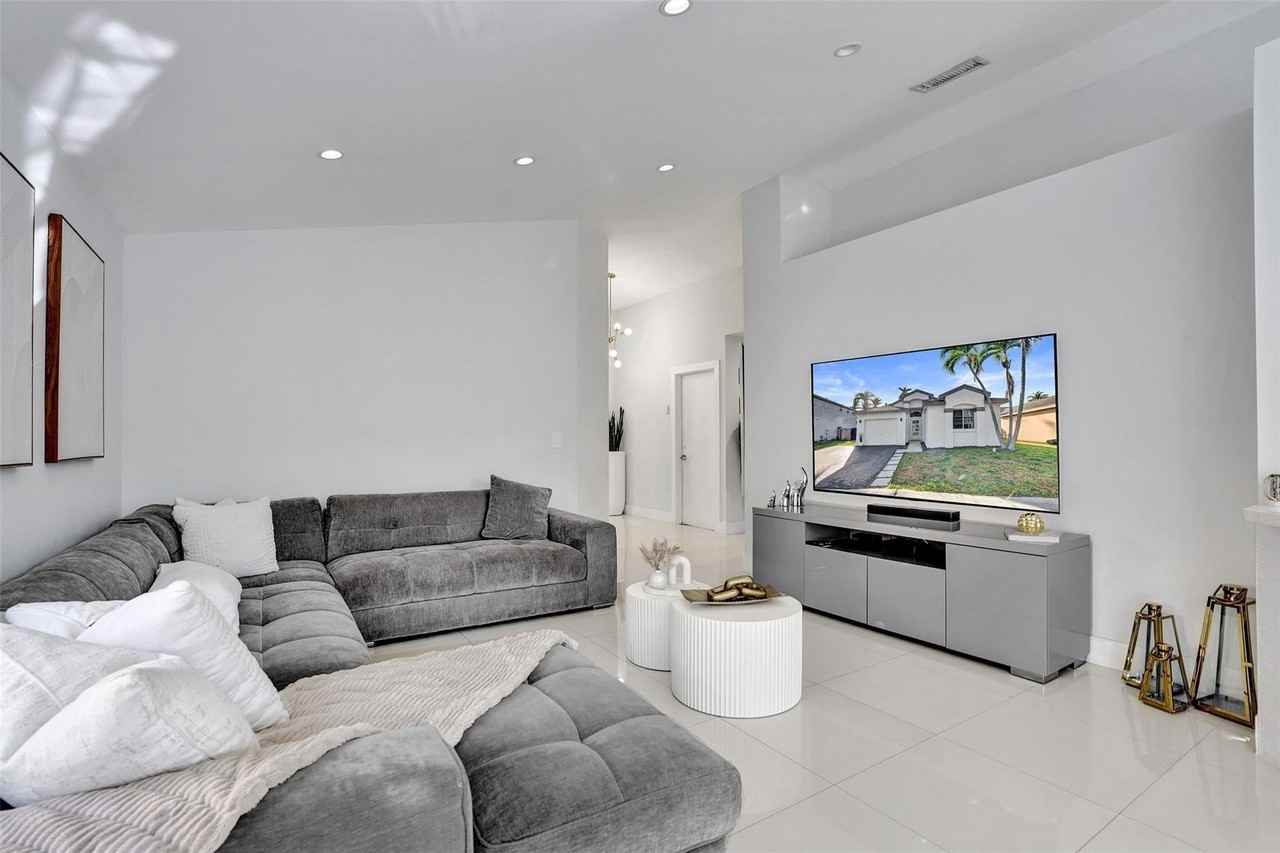 1451 Nw 47th Ave - Photo 7 of 23