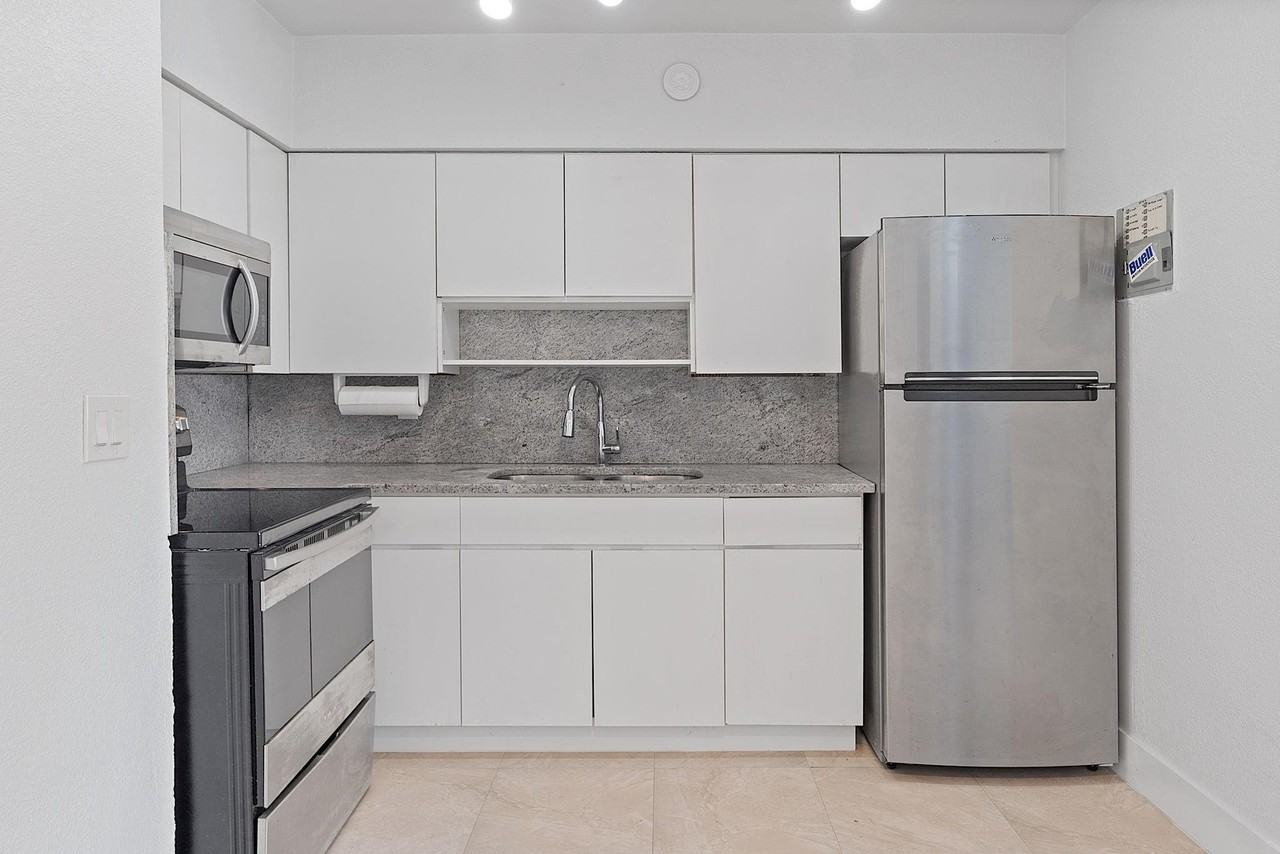 3349 Ne 33rd St - Photo 2 of 20