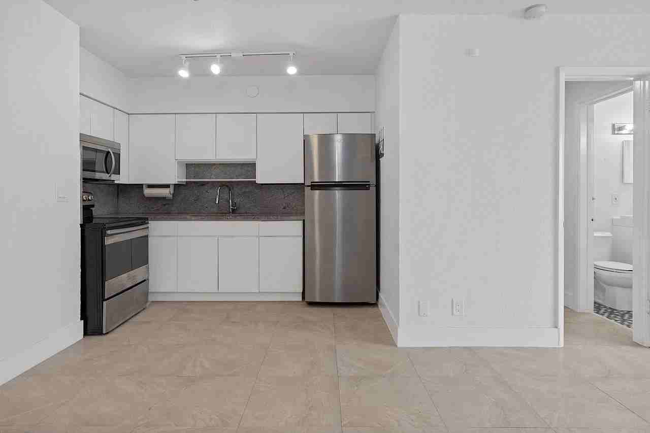 3349 Ne 33rd St - Photo 3 of 20