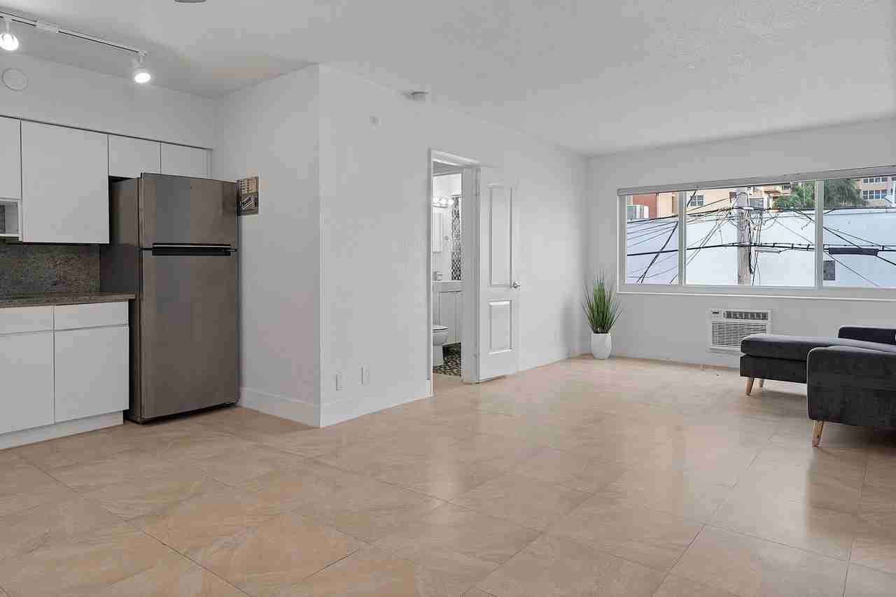 3349 Ne 33rd St - Photo 4 of 20