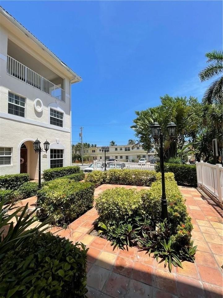 2605 Bay Dr - Photo 3 of 48