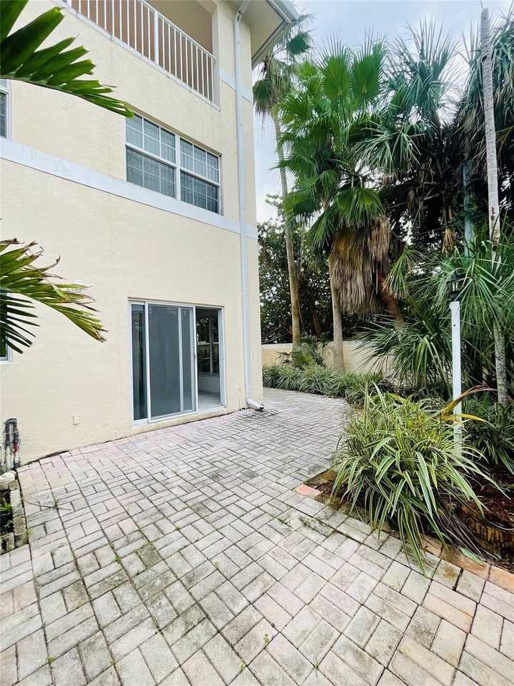 2605 Bay Dr - Photo 6 of 48