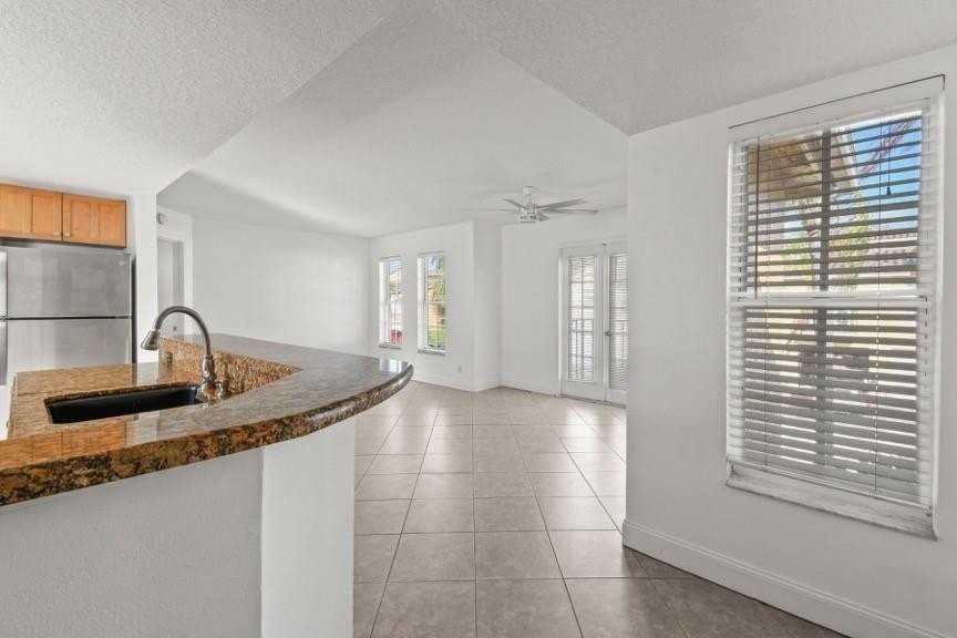 1040 Lake Shore Dr #206 - Photo 4 of 11