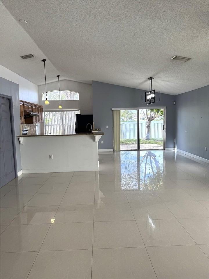 4925 Nw 54th Ave - Photo 3 of 18