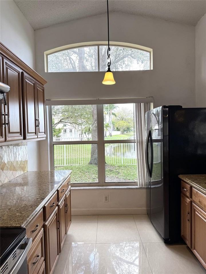 4925 Nw 54th Ave - Photo 6 of 18