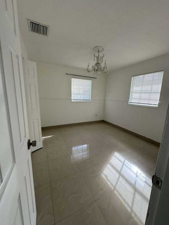 4871 Sw 24th Ave - Photo 5 of 14