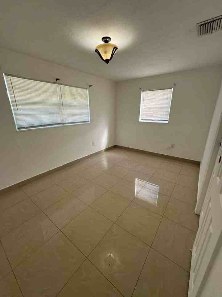 4871 Sw 24th Ave - Photo 7 of 14