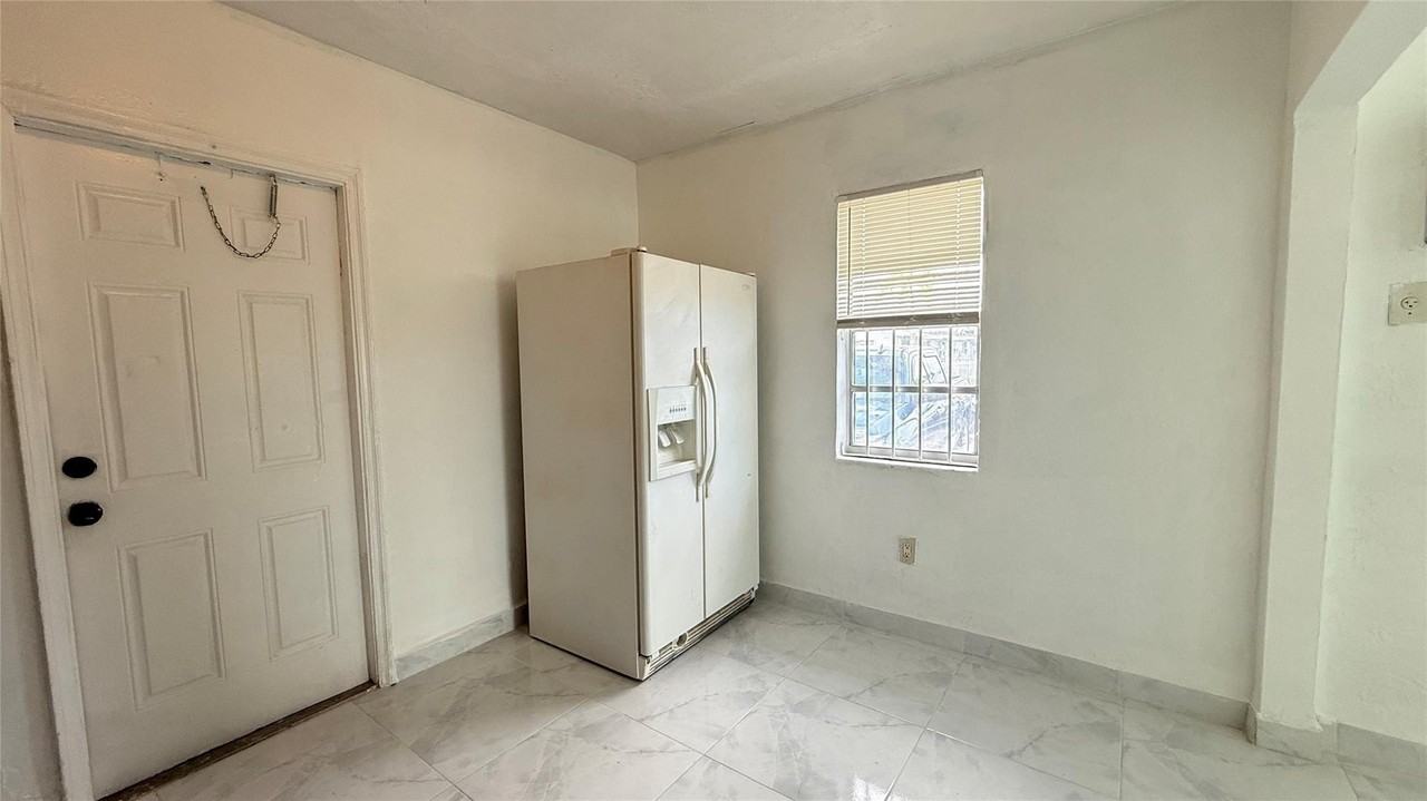 832 Nw 10th St Apt 1 - Photo 3 of 14