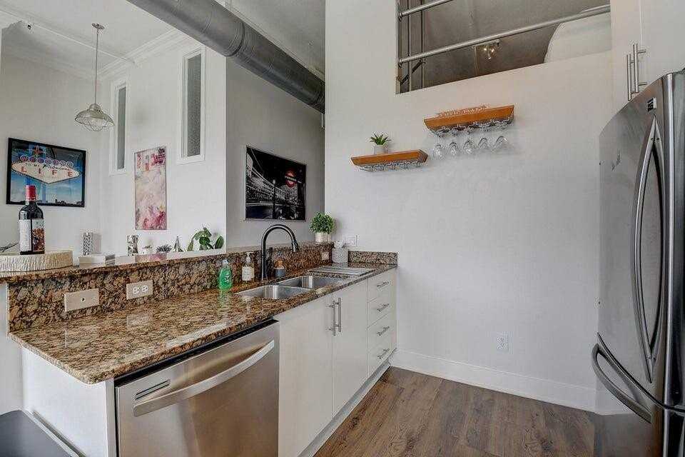 185 Ne 4th Ave Apt 210 - Photo 5 of 28