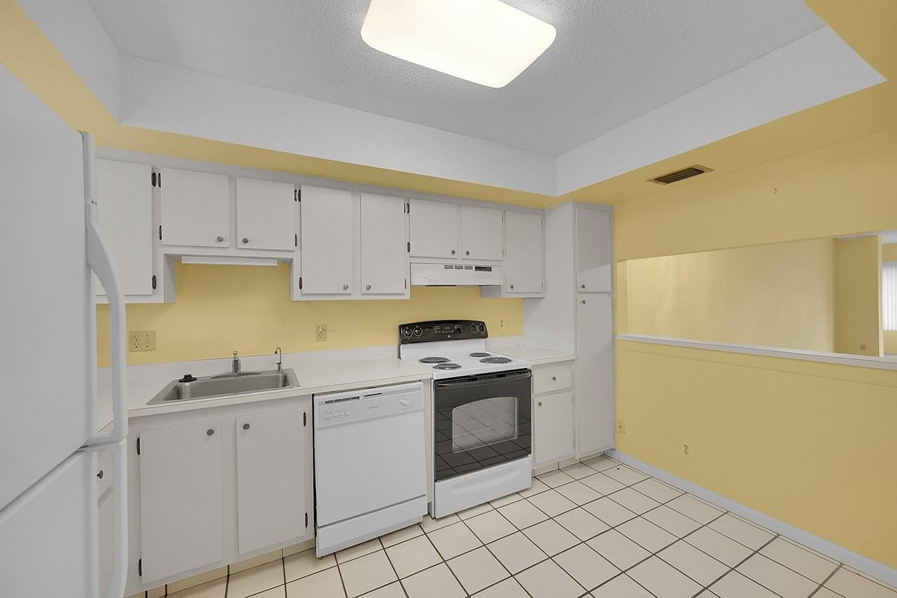 3154 Via Poinciana Apt 306 - Photo 3 of 28