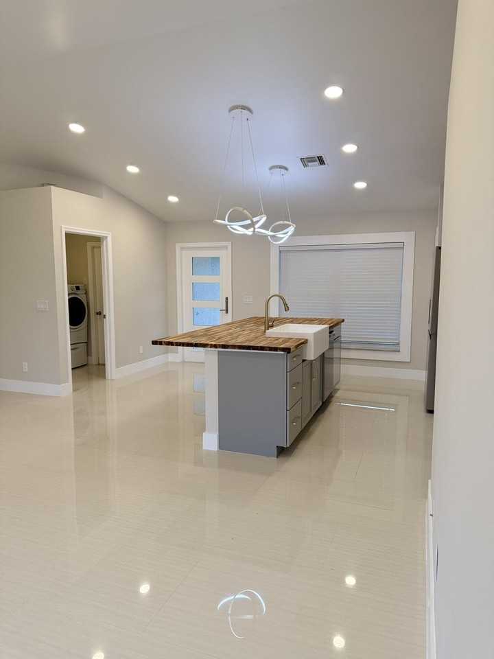 2118 Ne 22nd Pl - Photo 2 of 39