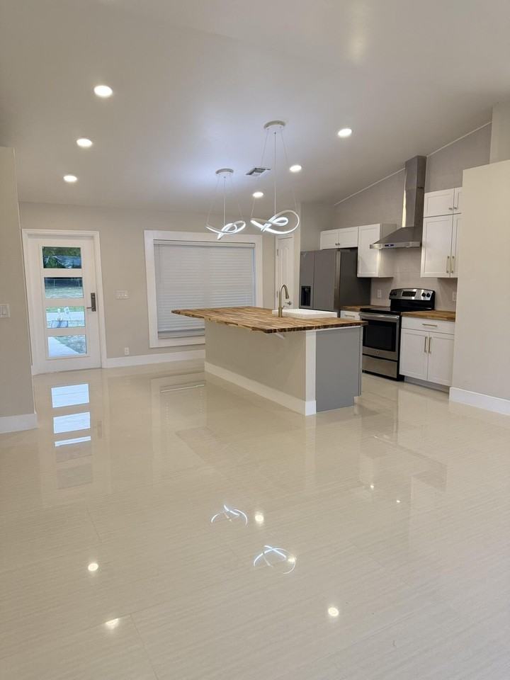 2118 Ne 22nd Pl - Photo 5 of 39