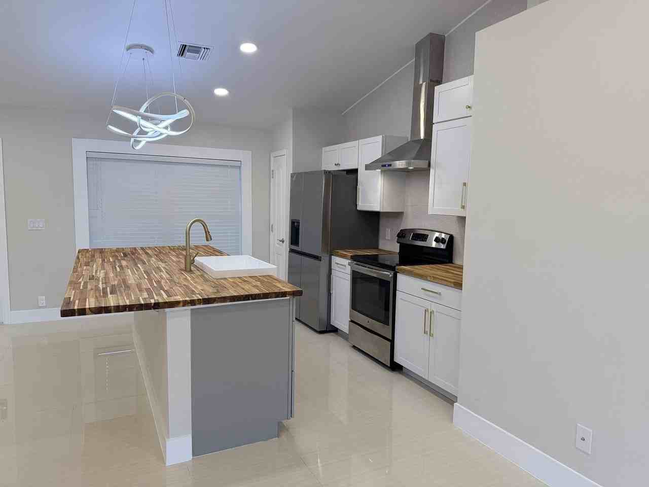 2118 Ne 22nd Pl - Photo 6 of 39