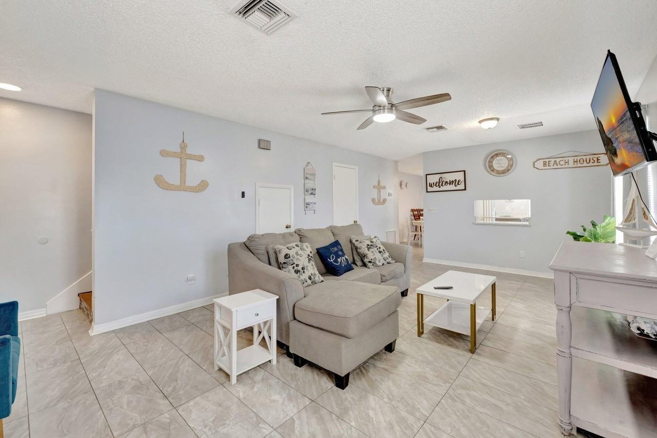 1903 Plover Ave Apt B - Photo 5 of 49