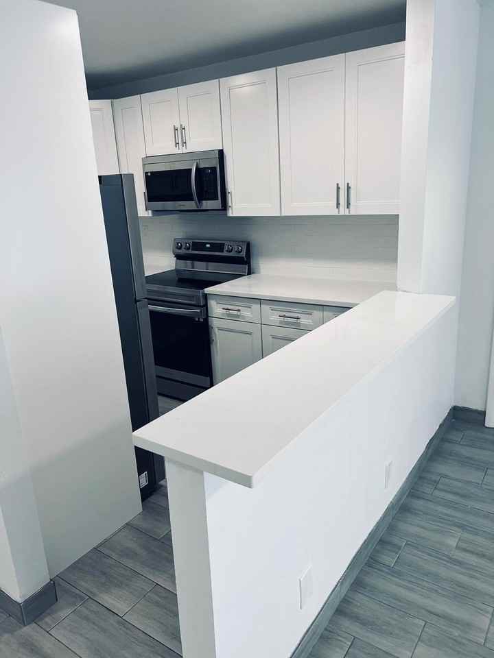 930 N 14th Ct Apt 6 - Photo 4 of 11