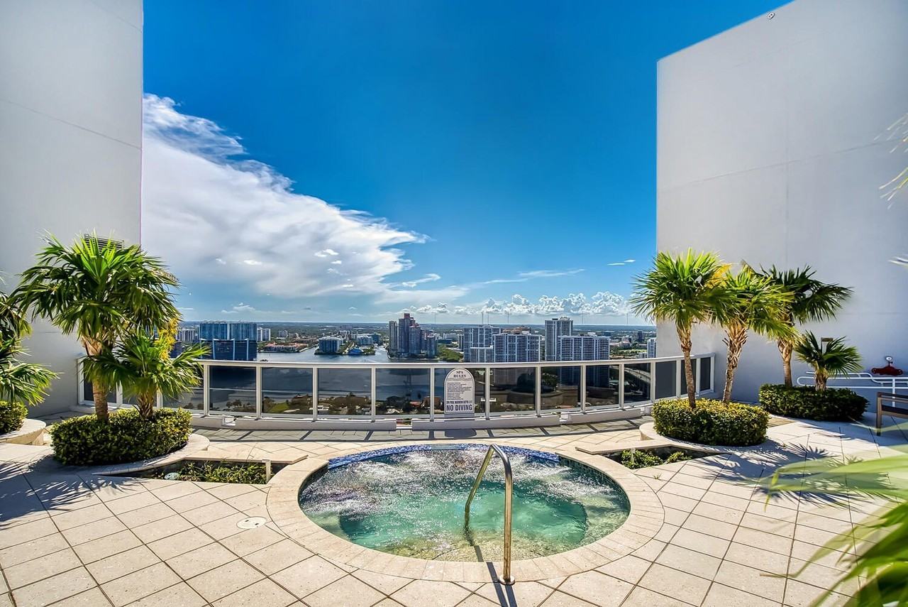 18911 Collins Ave Apt 506 - Photo 5 of 50