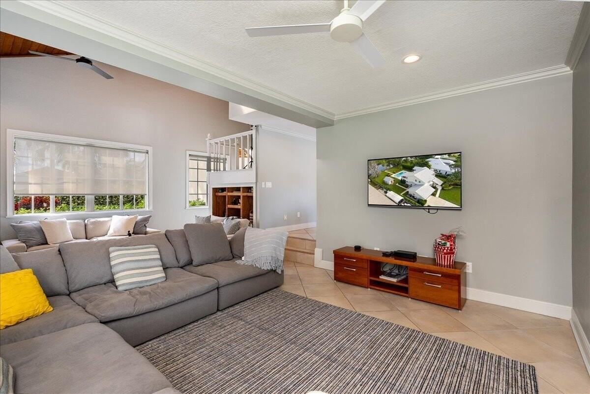 1947 Nw Palmetto Ter - Photo 5 of 50