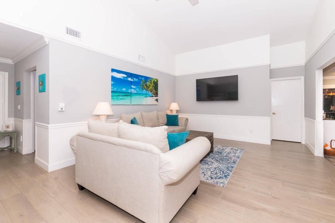 4041 Ne Breakwater Dr - Photo 3 of 37