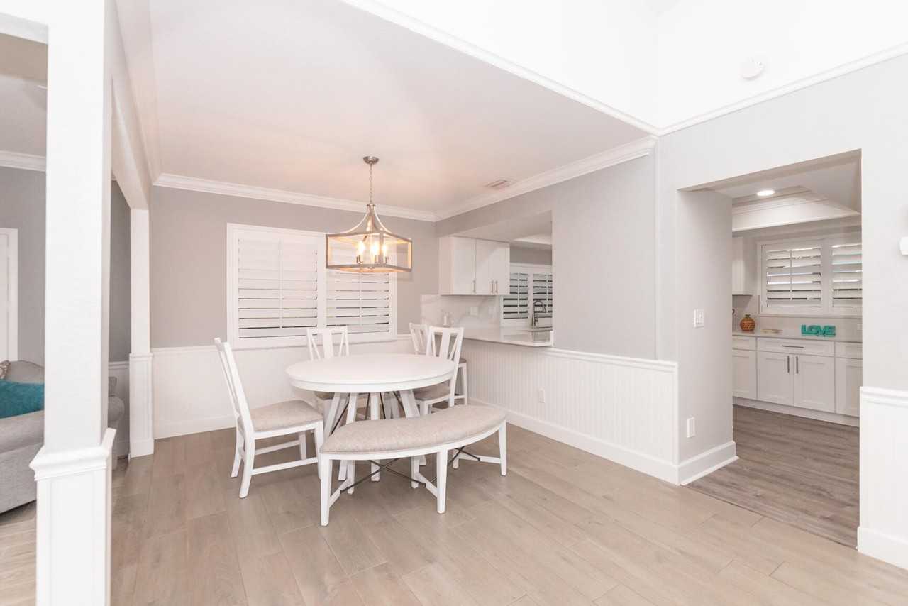 4041 Ne Breakwater Dr - Photo 5 of 37