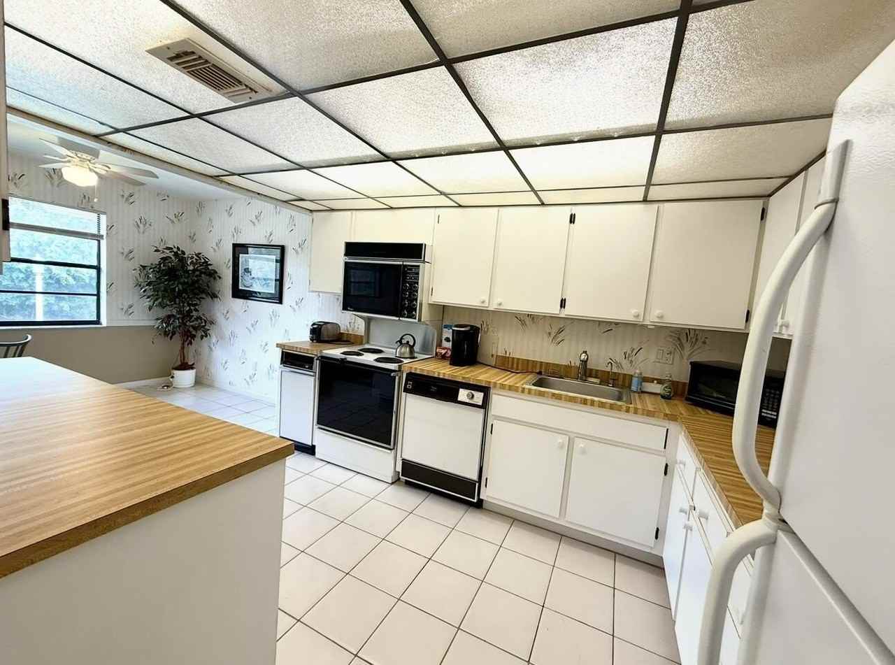 20 Westgate Ln Apt F - Photo 4 of 50