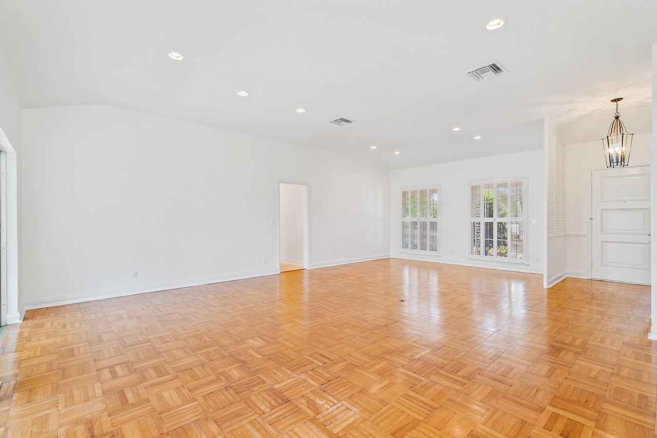 210 Russlyn Dr - Photo 5 of 20