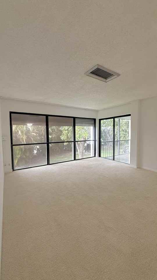 1739 Embassy Dr Apt 202 - Photo 7 of 33