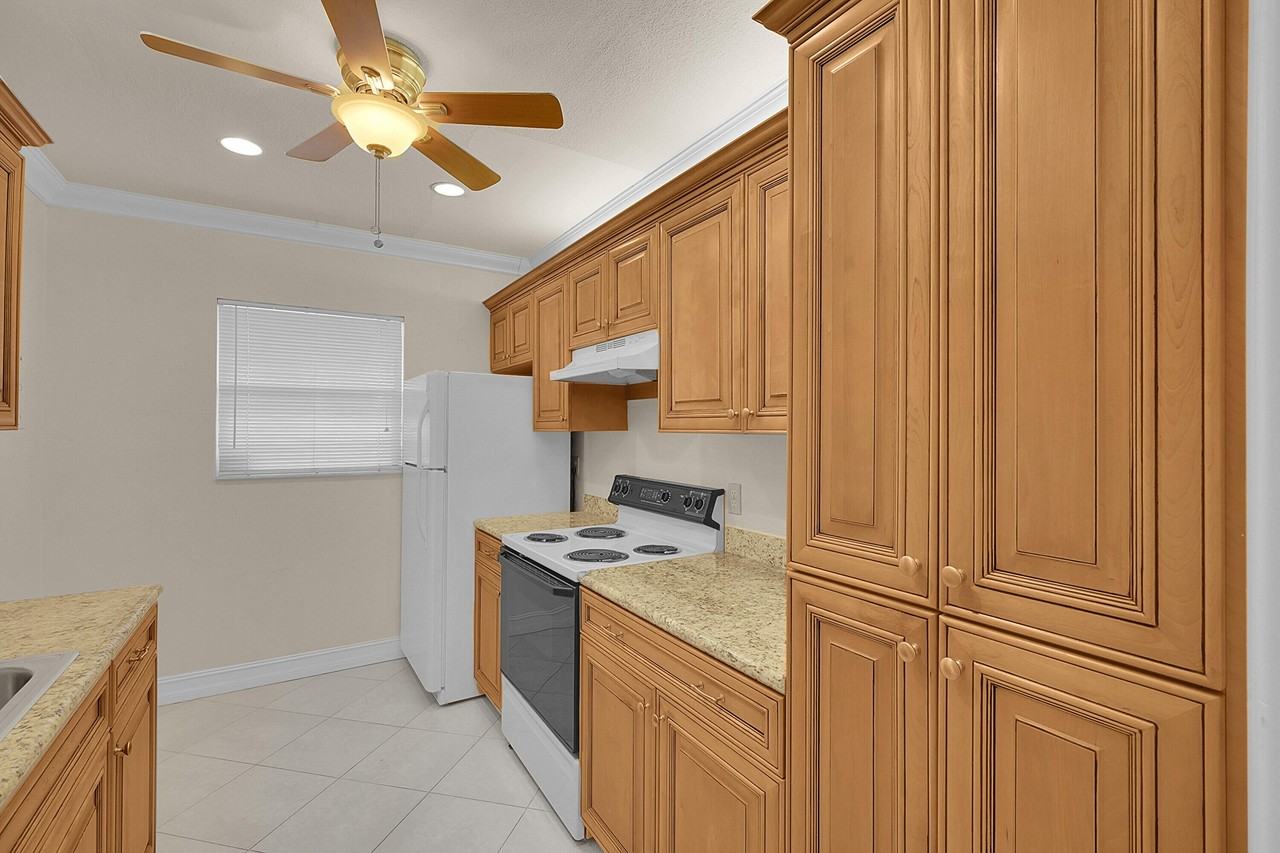 2340 Sw 22nd Ave Apt 306 - Photo 3 of 33