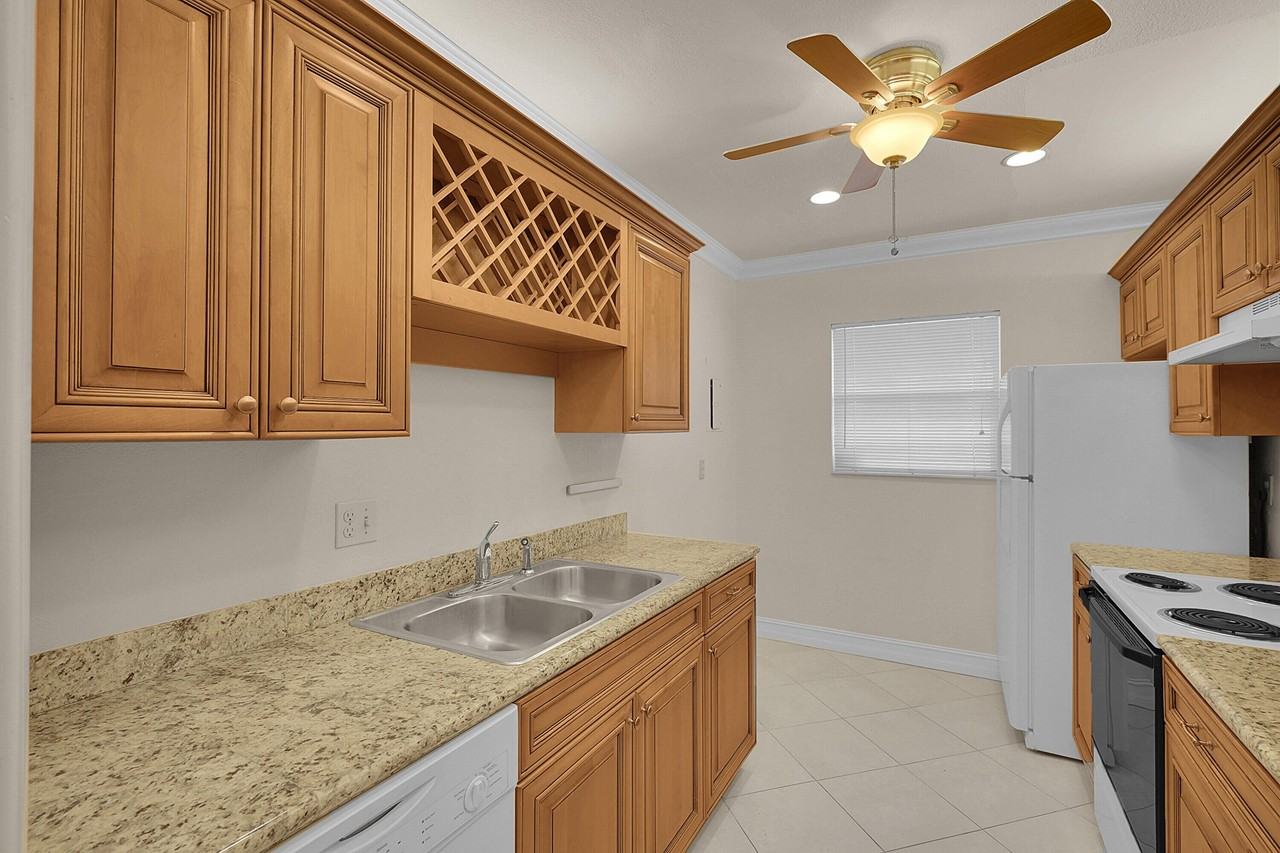 2340 Sw 22nd Ave Apt 306 - Photo 4 of 33