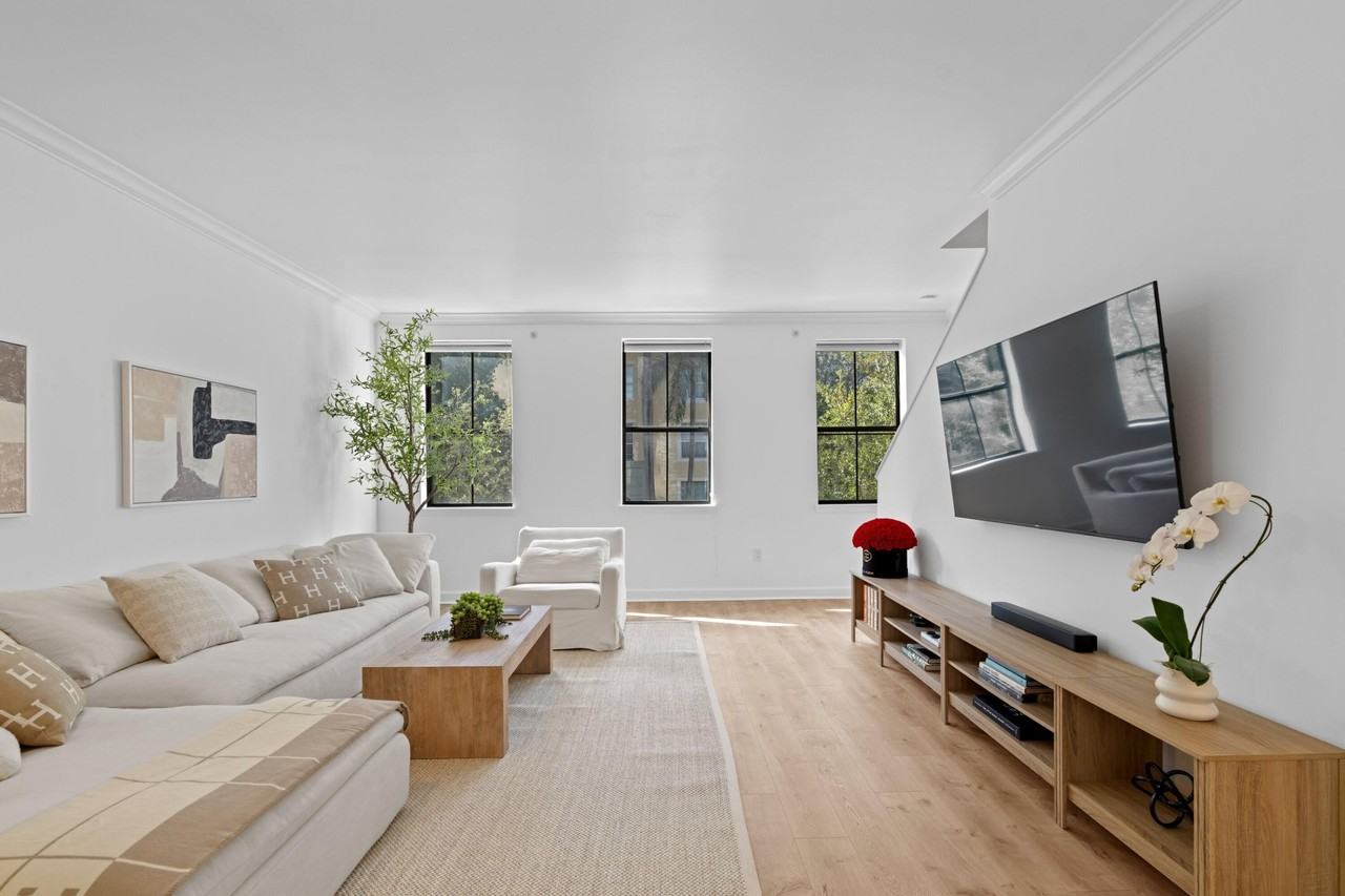 687 Hibiscus St - Photo 6 of 31