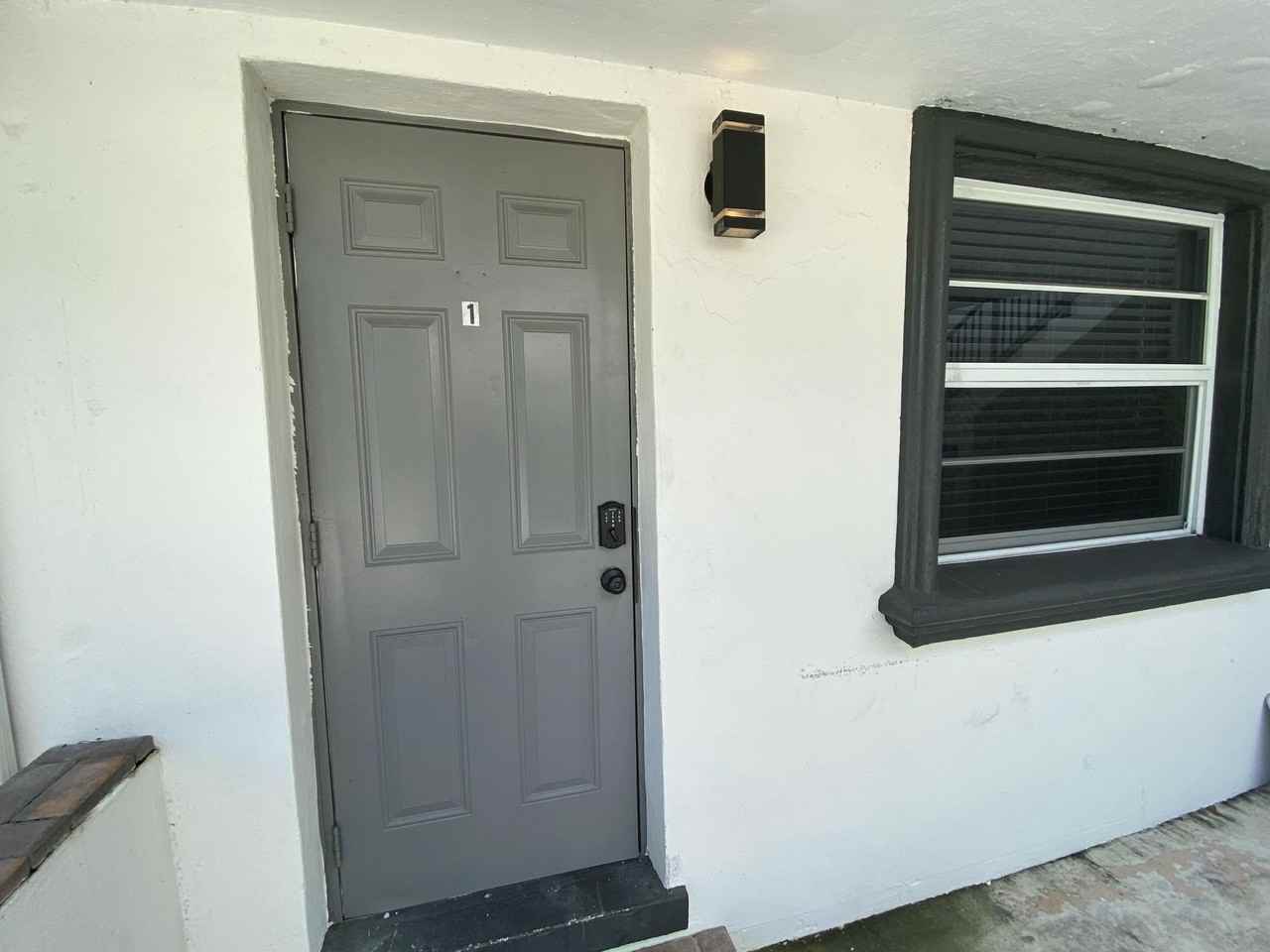605 N Federal Hwy Apt 1 - Photo 2 of 9